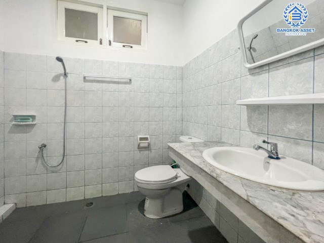 ทาวน์เฮ้าส์มือสองย่านนนทบุรี ม.ทอฝัน พิบูลย์สงคราม เนื้อที่ 19.2 ตร.ว. ฟังก์ชัน 3 ห้องนอน 2 ห้องน้ำ 1 ที่จอดรถ แถมฟรี! 2 เครื่องปรับอากาศ 1 เครื่องทำน้ำอุ่น บนทำเลเดินทางสะดวก เชื่อมต่อหลายเส้นทาง ใกล้จุดขึ้นทางด่วน "พระราม7" และรถไฟฟ้าสายสีม่วง "สถานีแยกติวานนท์"